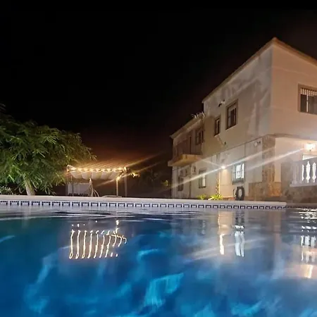 Con Piscina, Barbacoa Y Jacuzzi En Valencia